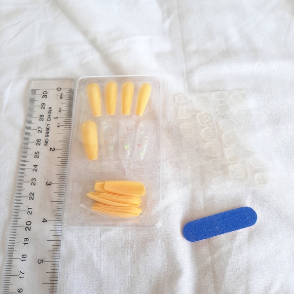 New! 24 piece press on nails - Picture 3 of 4